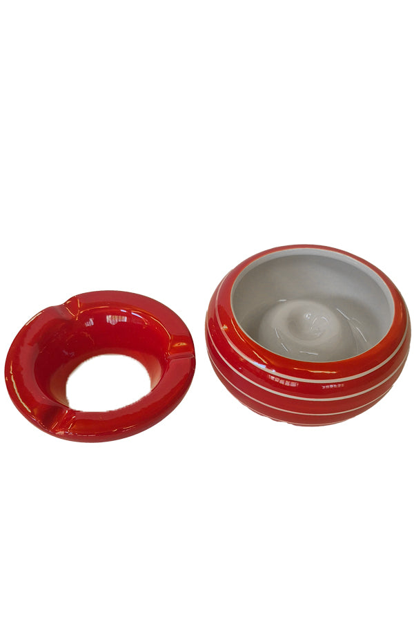 Sturmaschenbecher aus roter Keramik mit abnehmbarem Deckel gegen Wind und Gerüche.